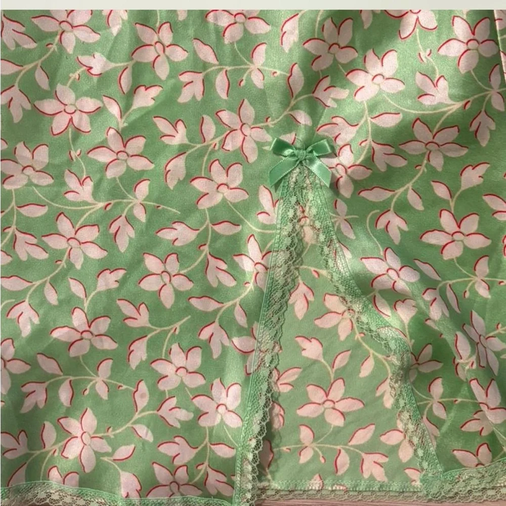 🧚♂️ Vintage Victoria’s Secret Sage Floral Silk Slip 🧚♂️ - Picture 5 of 5